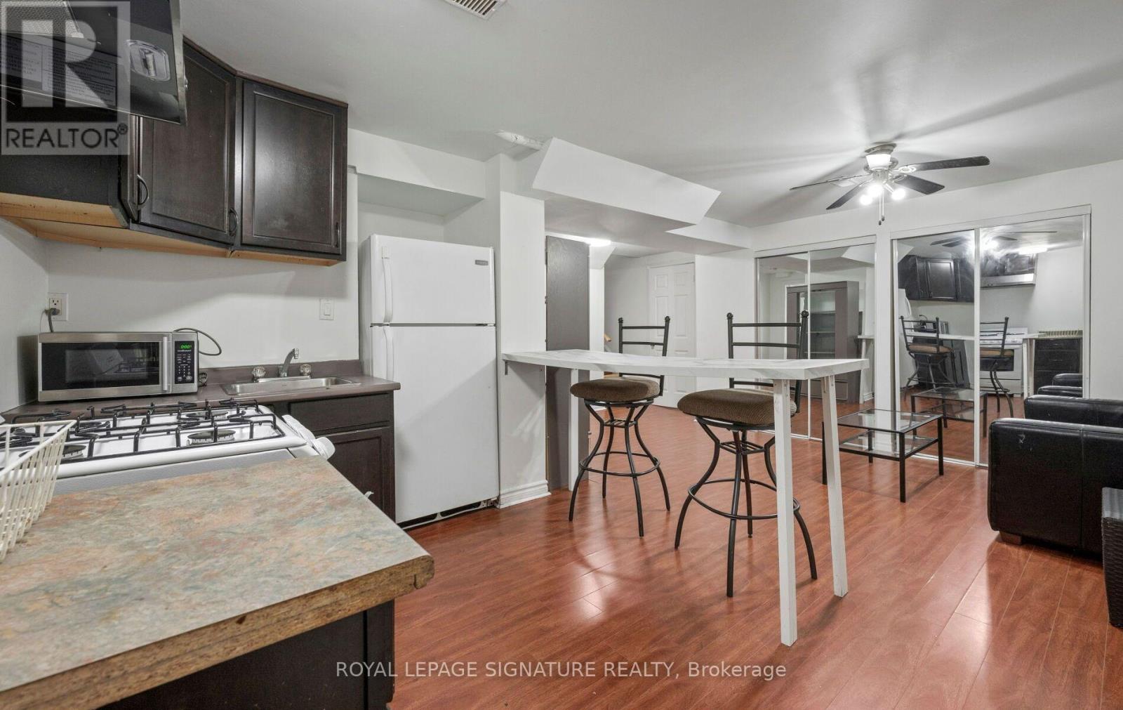 1414 HARMSWORTH SQUARE - 24