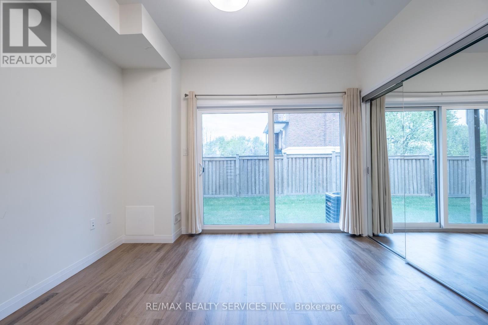 #12 270 MELVIN AVENUE W - 11