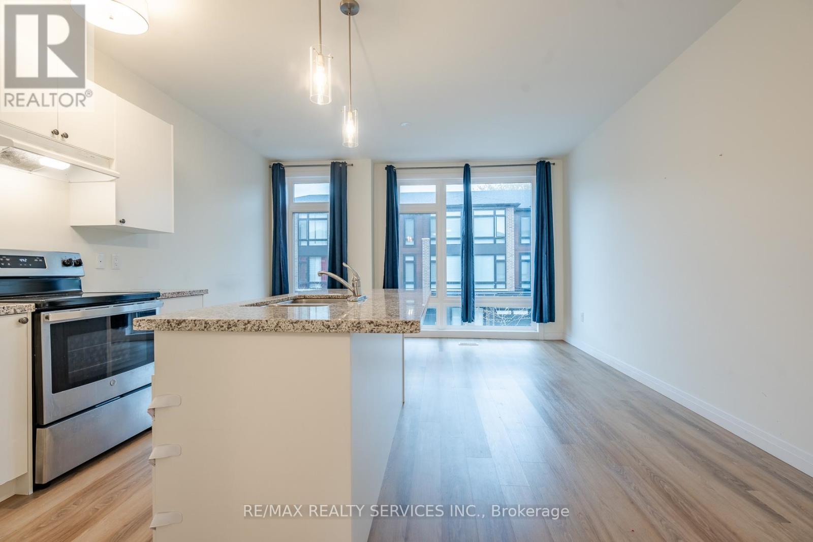 #12 270 MELVIN AVENUE W - 17