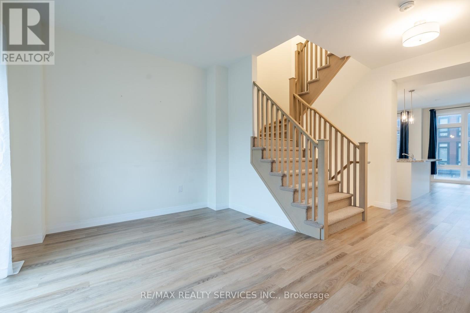#12 270 MELVIN AVENUE W - 20