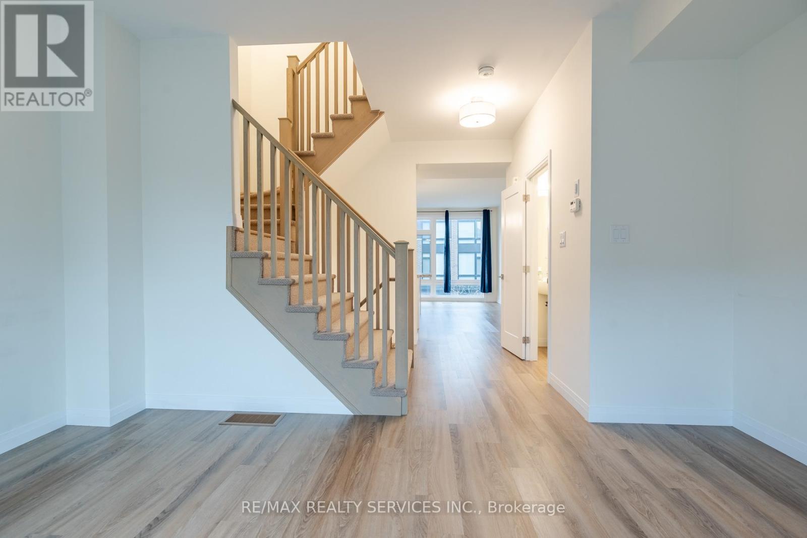 #12 270 MELVIN AVENUE W - 21