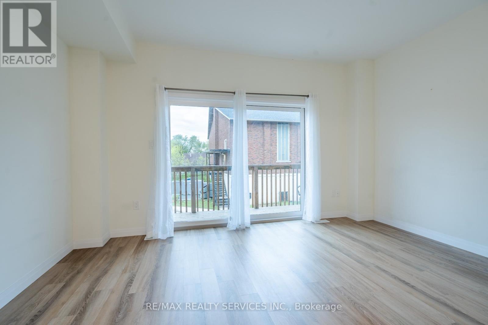 #12 270 MELVIN AVENUE W - 22