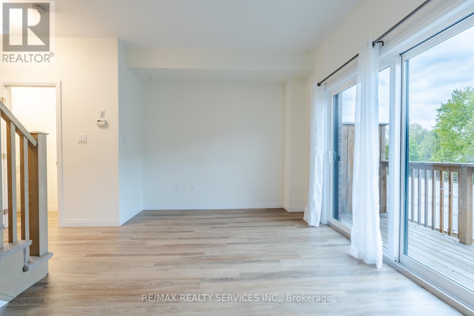 #12 270 MELVIN AVENUE W - 23