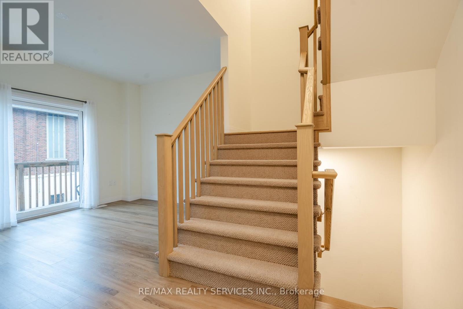 #12 270 MELVIN AVENUE W - 25