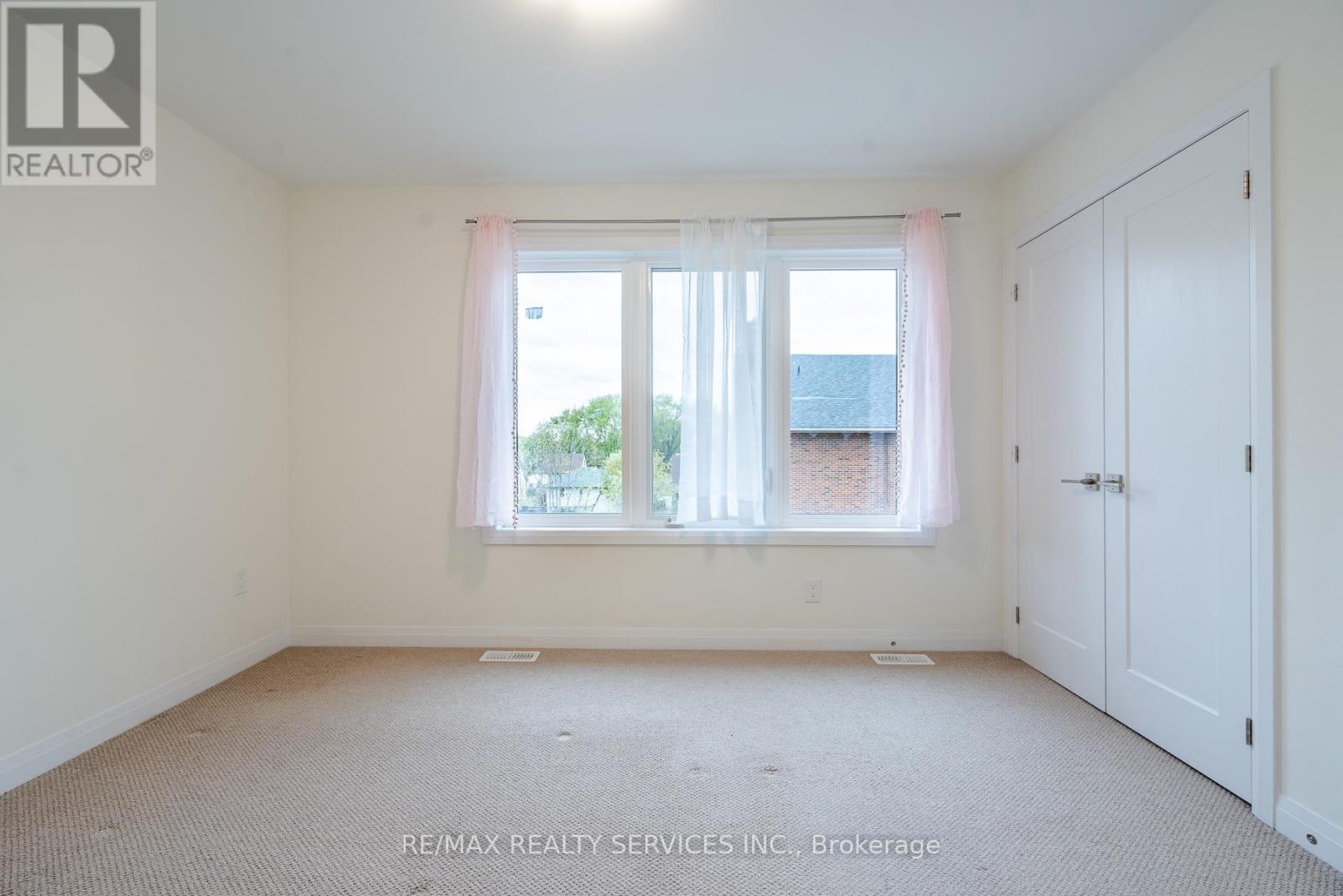 #12 270 MELVIN AVENUE W - 26