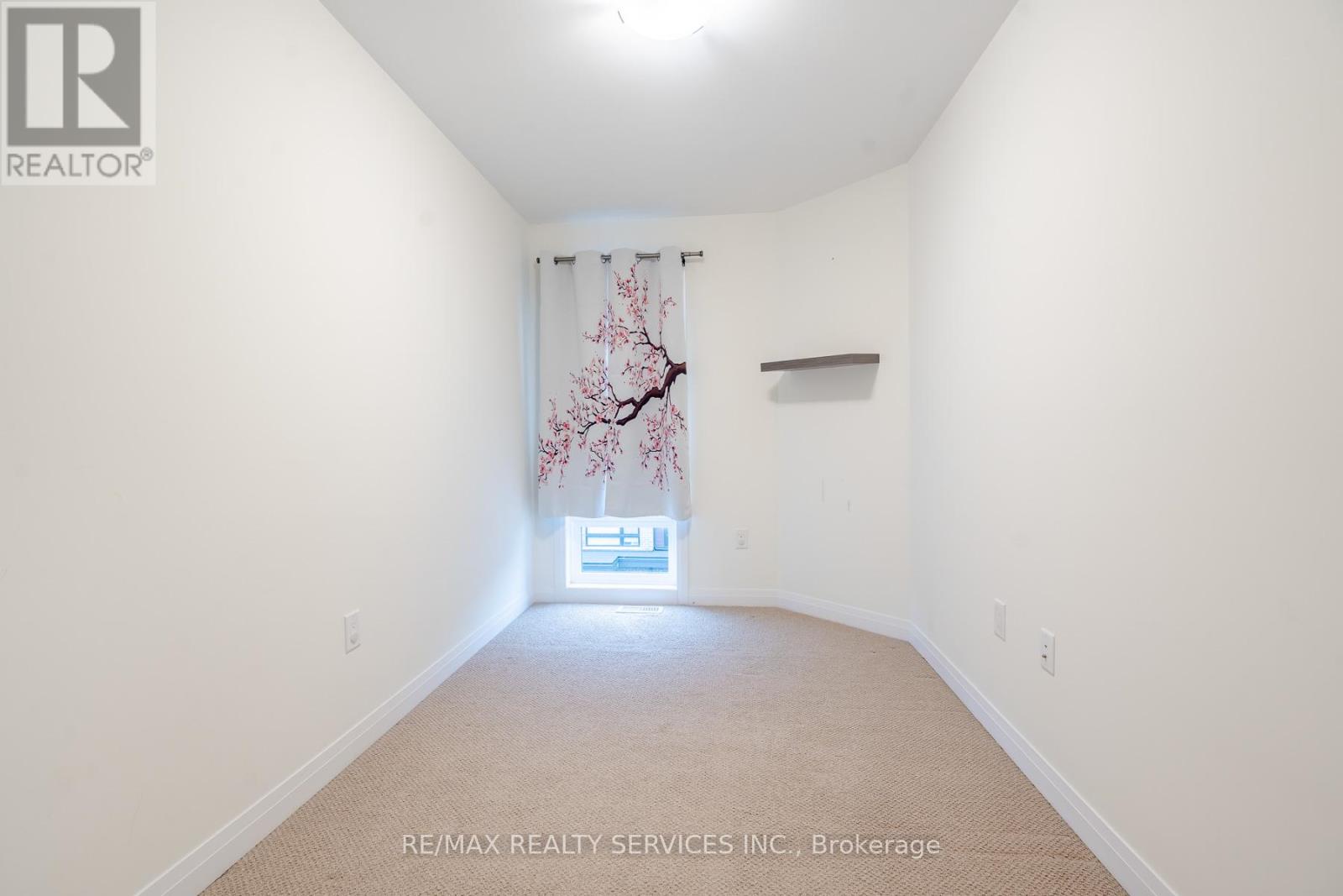 #12 270 MELVIN AVENUE W - 32