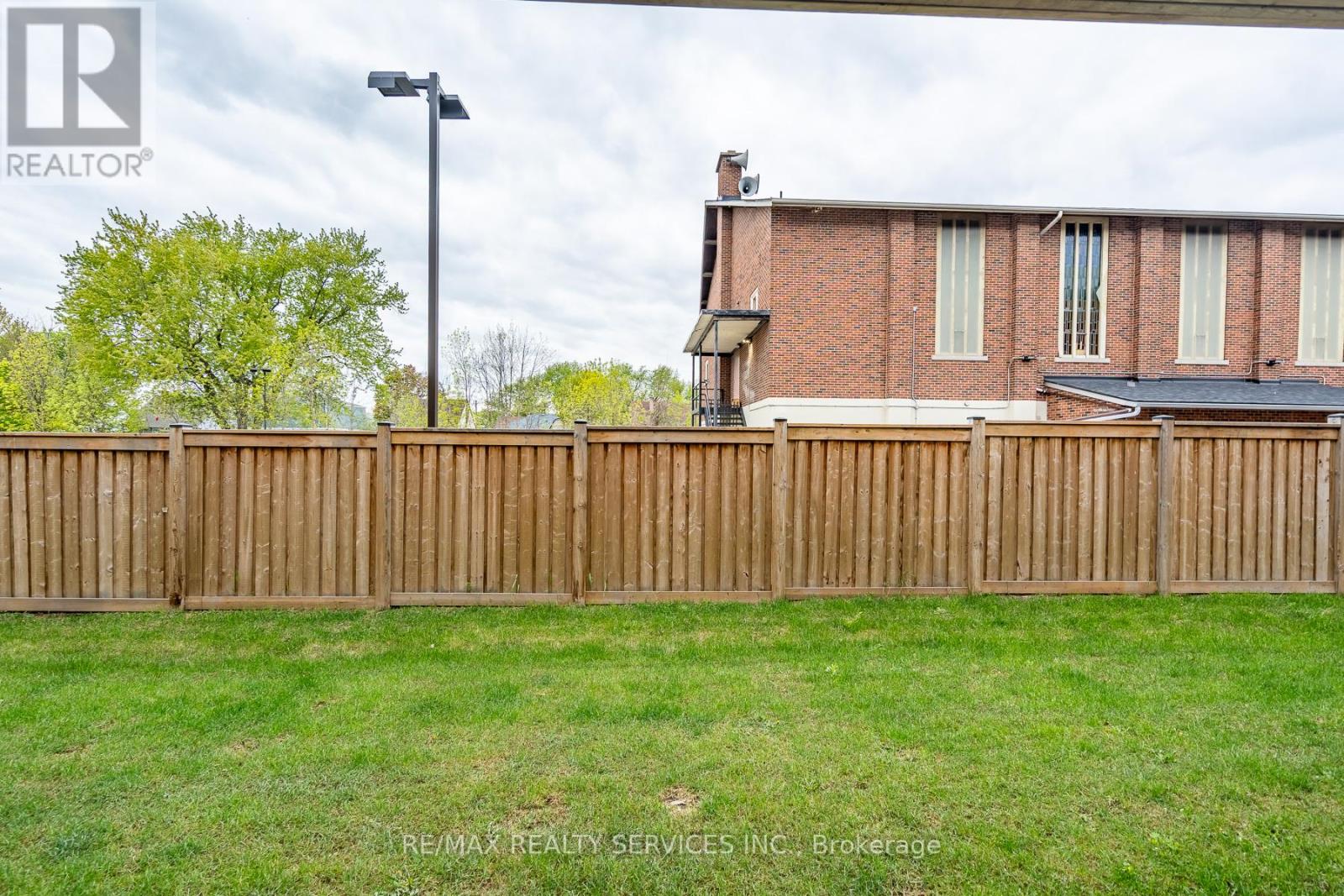 #12 270 MELVIN AVENUE W - 37
