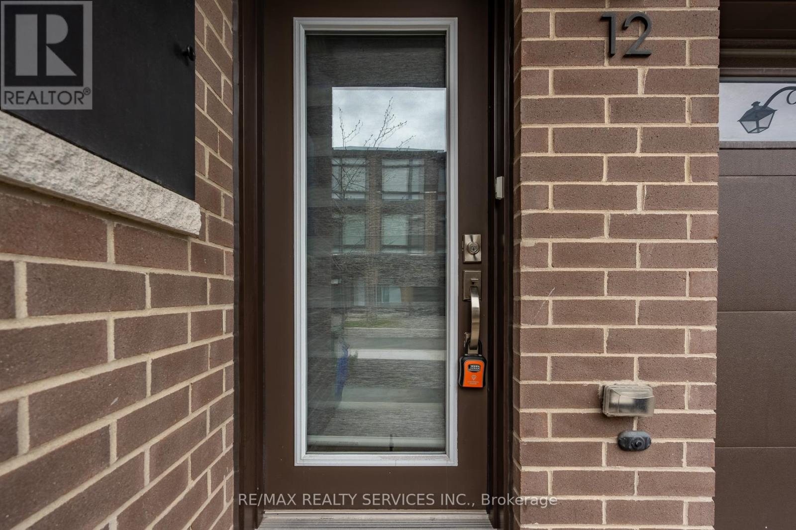 #12 270 MELVIN AVENUE W - 5