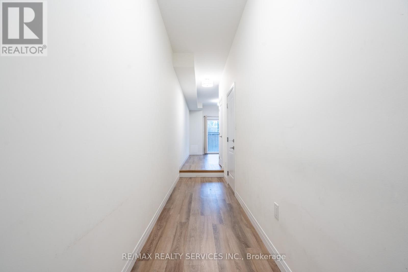 #12 270 MELVIN AVENUE W - 7