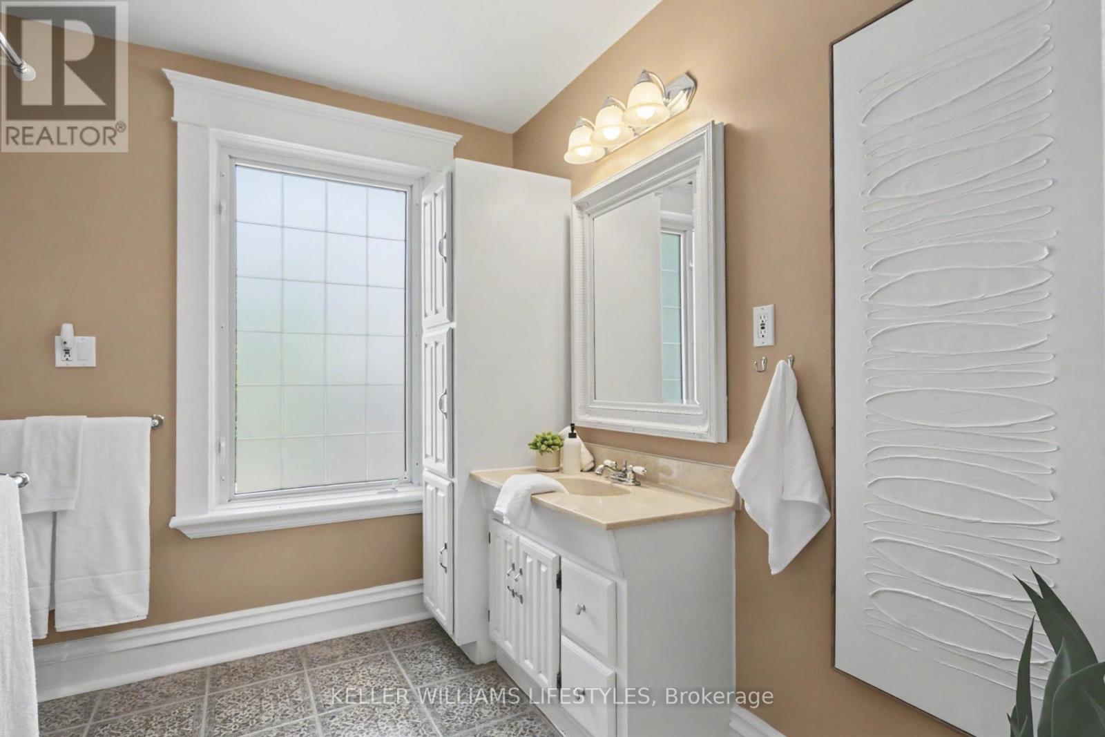 31 GERRARD STREET - 25