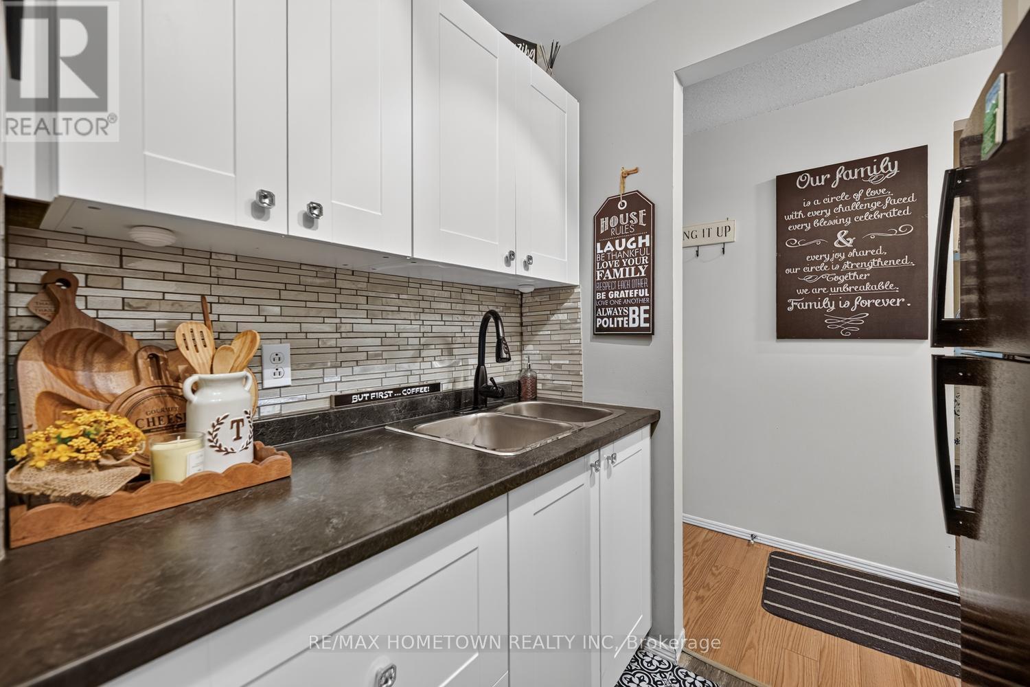 #16 14 CHARLOTTE PLACE - 6