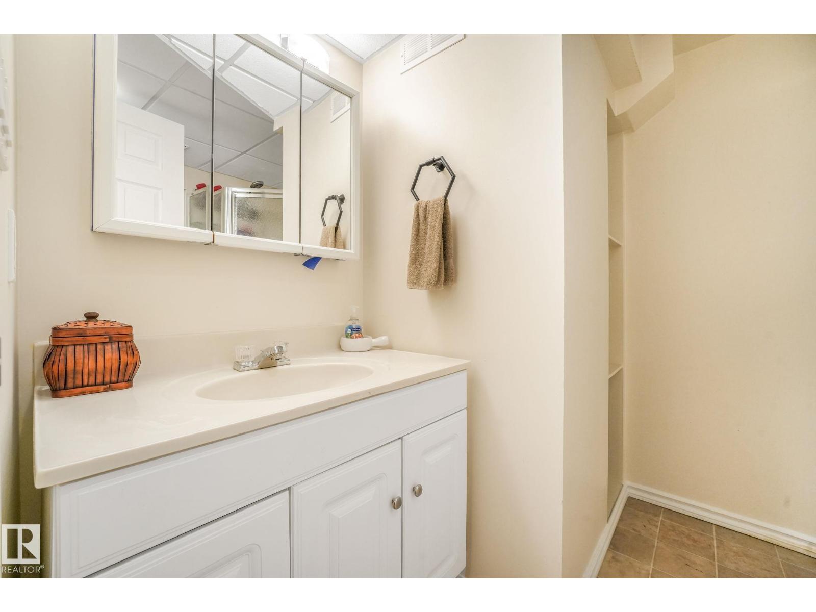 5809 48 AV - Image 64