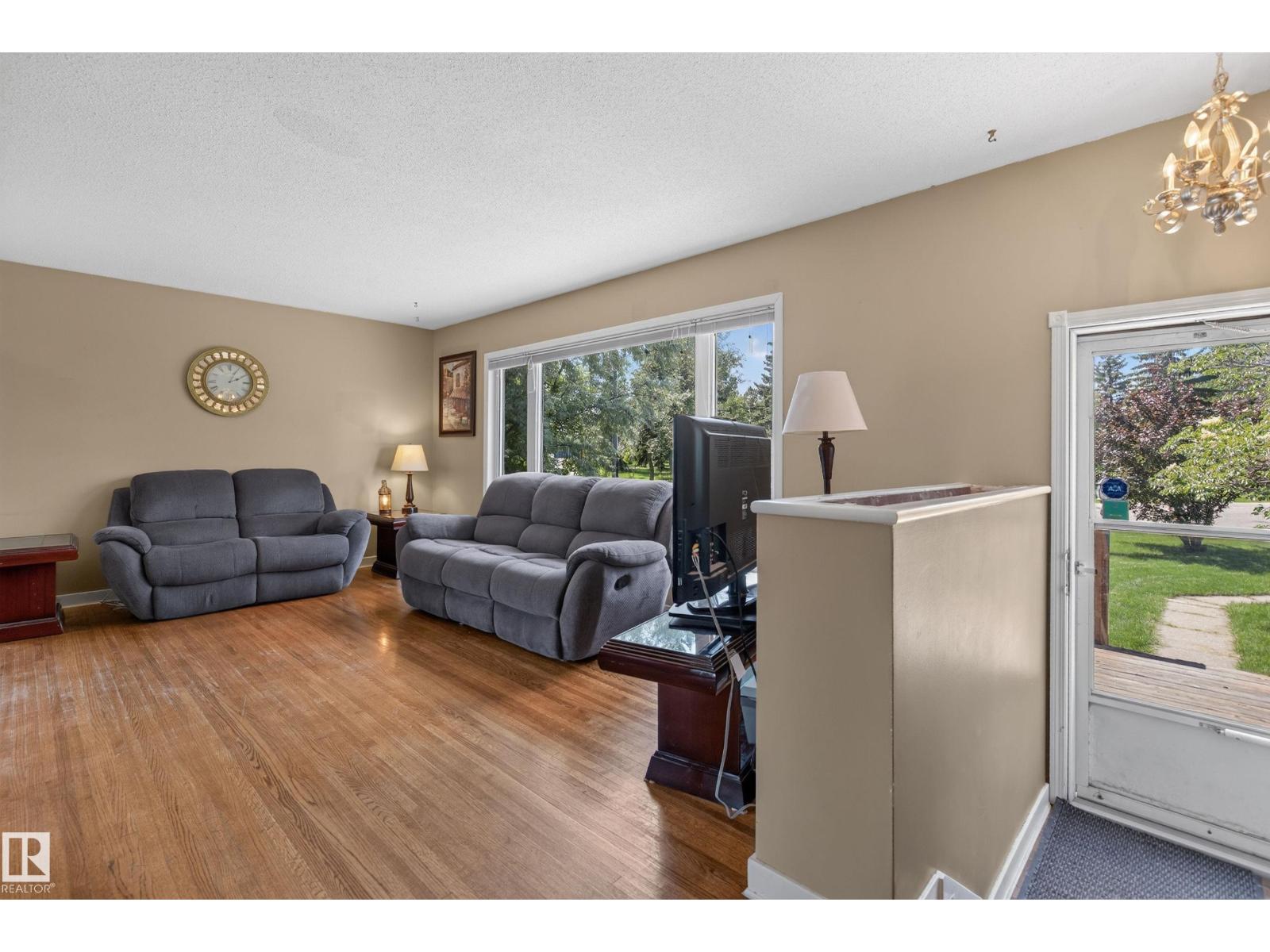 11303 115 ST NW - 5