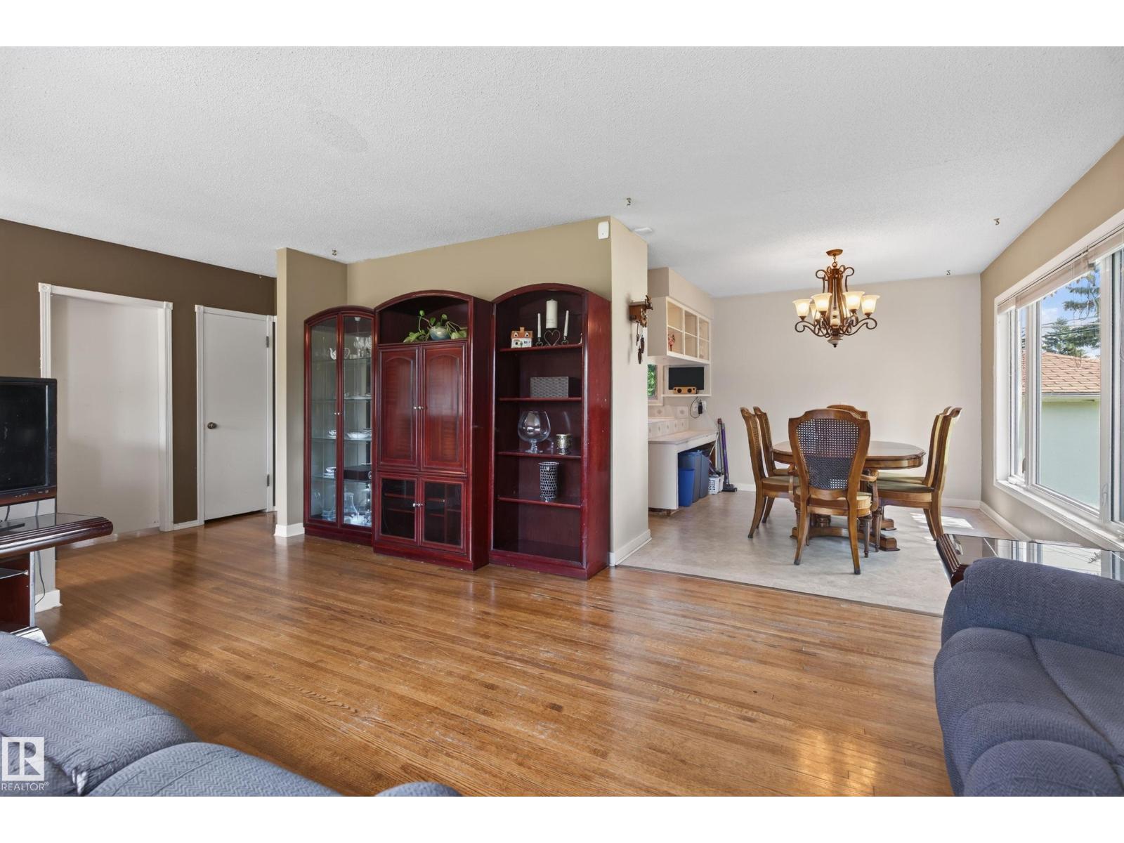 11303 115 ST NW - 9