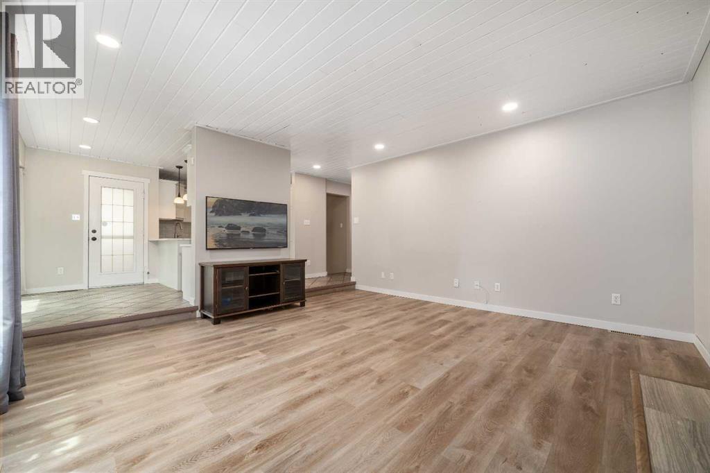 11 Taylor Crescent SE - 12