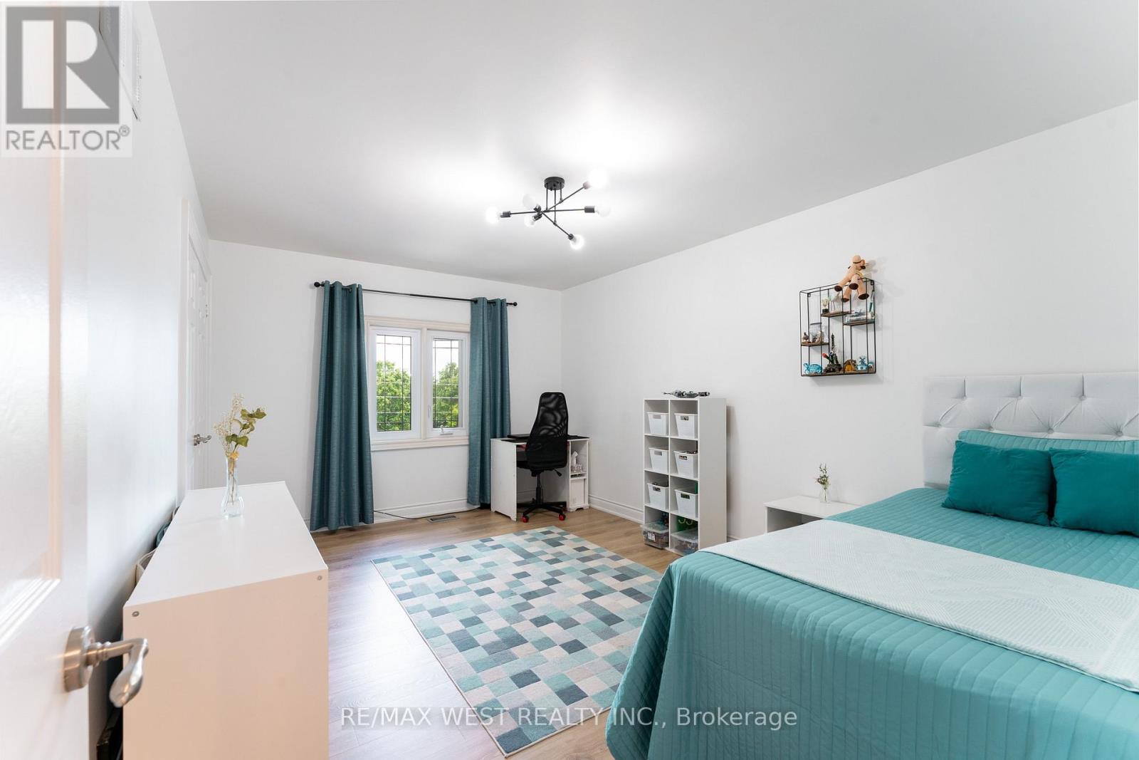 72 ALPHA COURT - 22
