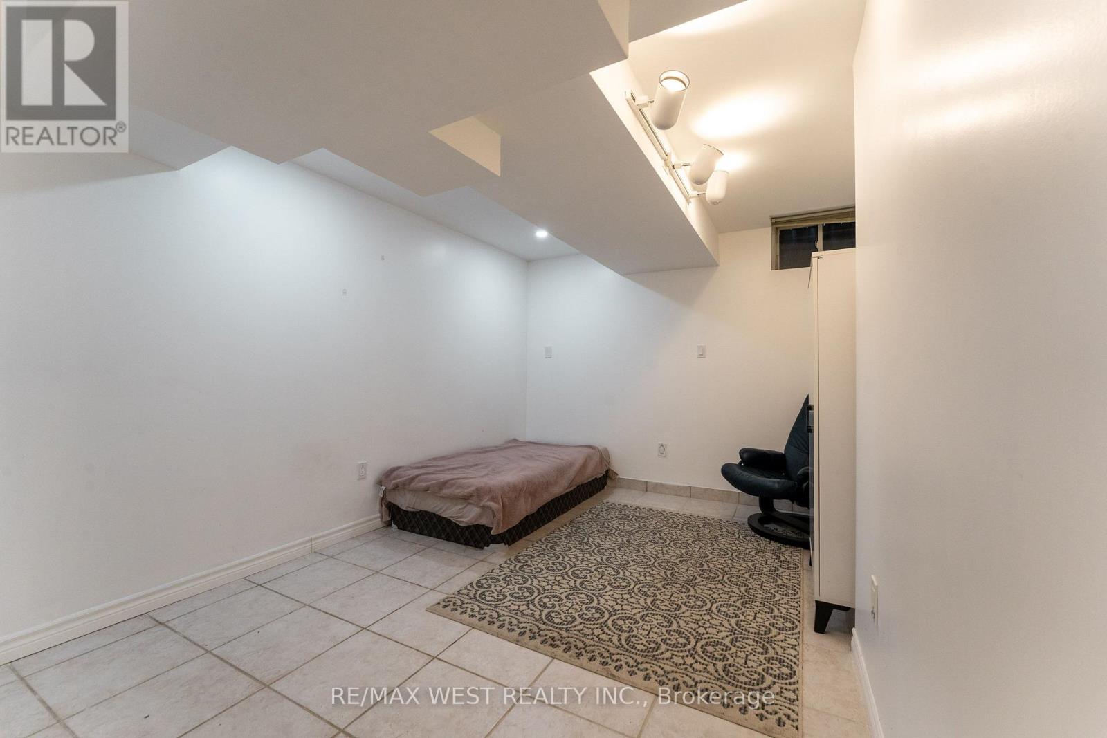 72 ALPHA COURT - 33