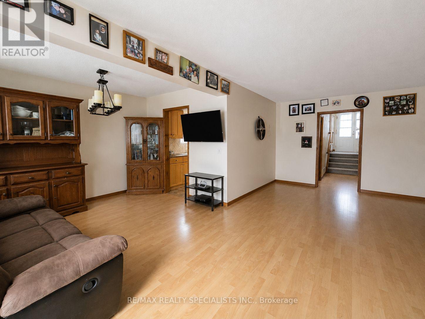 24 STEWART AVENUE - 4