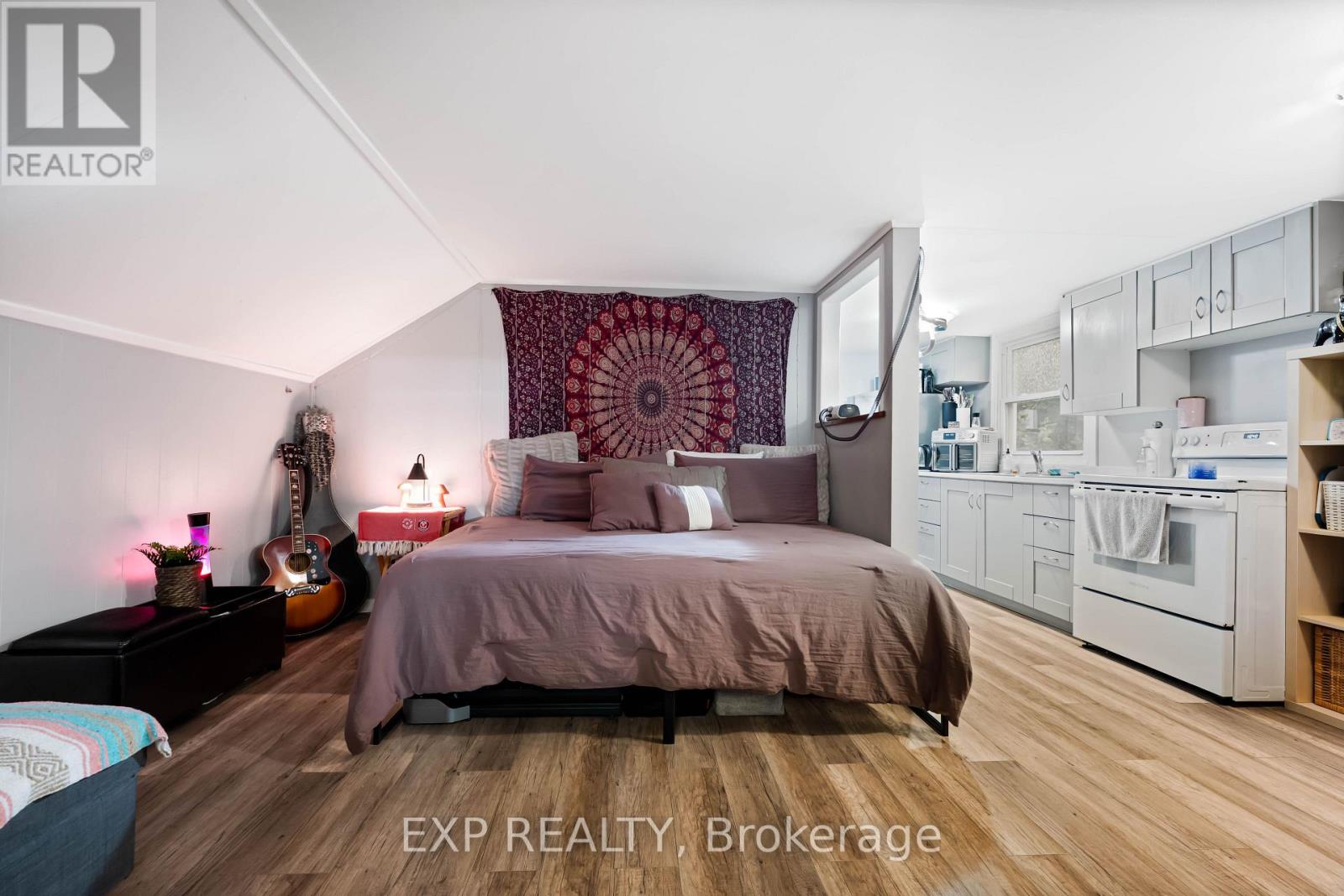 5 FOURTH AVENUE - 28