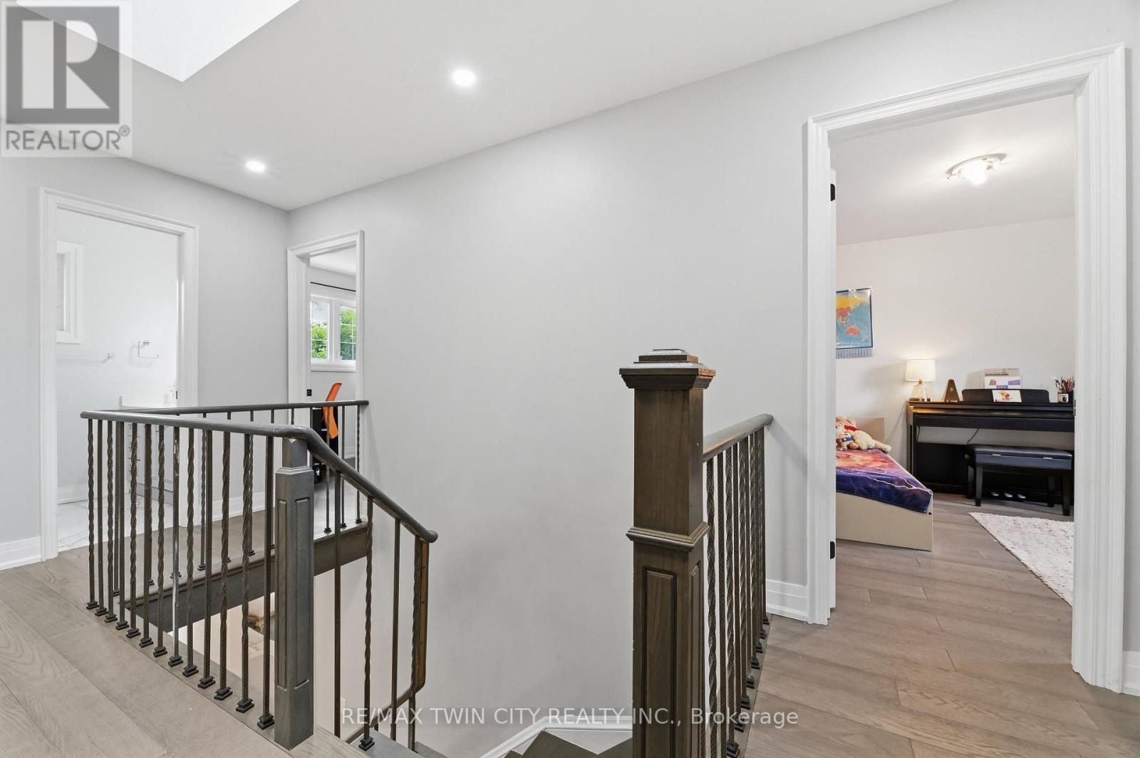 512 HAWTHORNE CRESCENT - 18