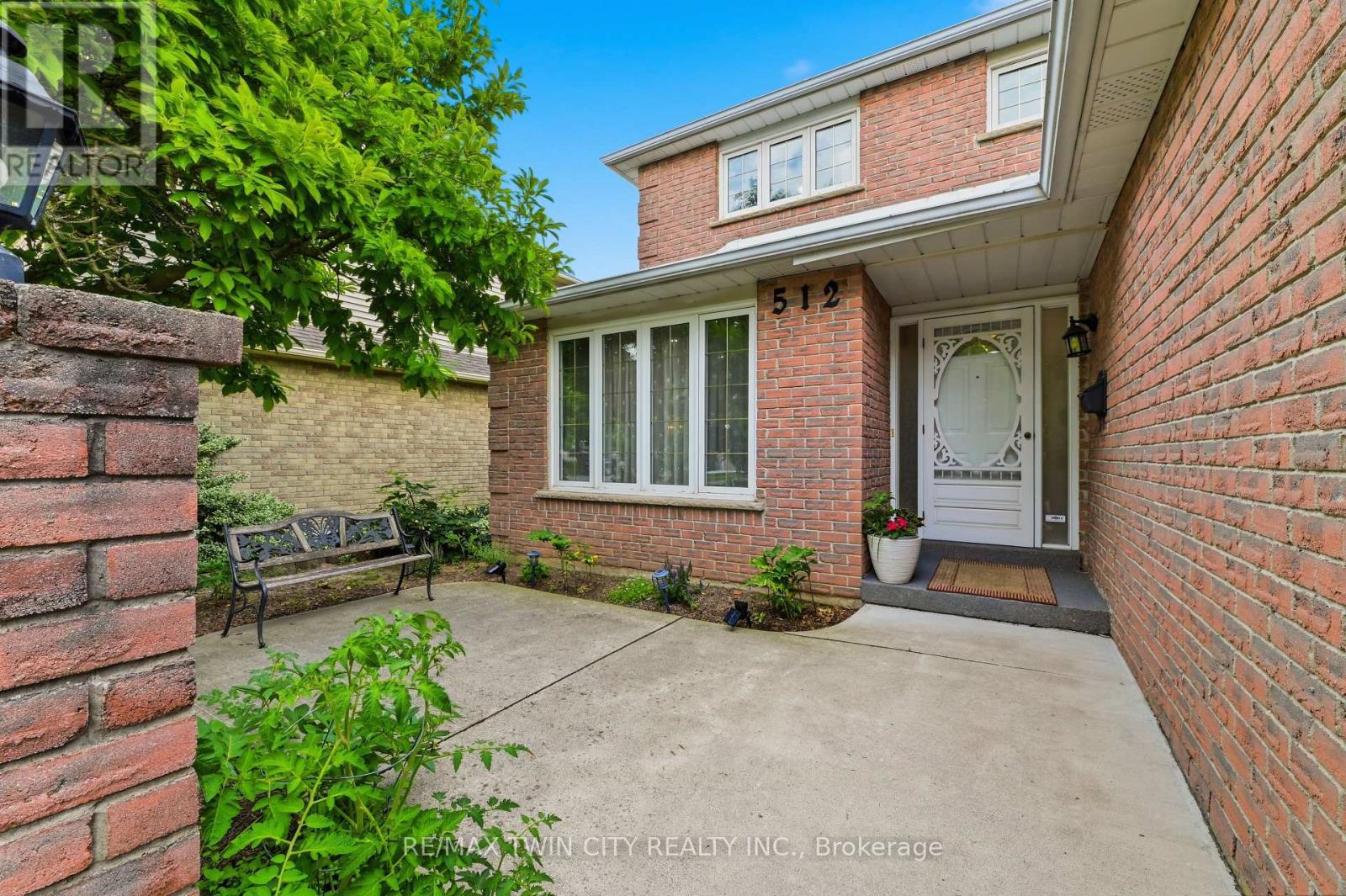 512 HAWTHORNE CRESCENT - 2