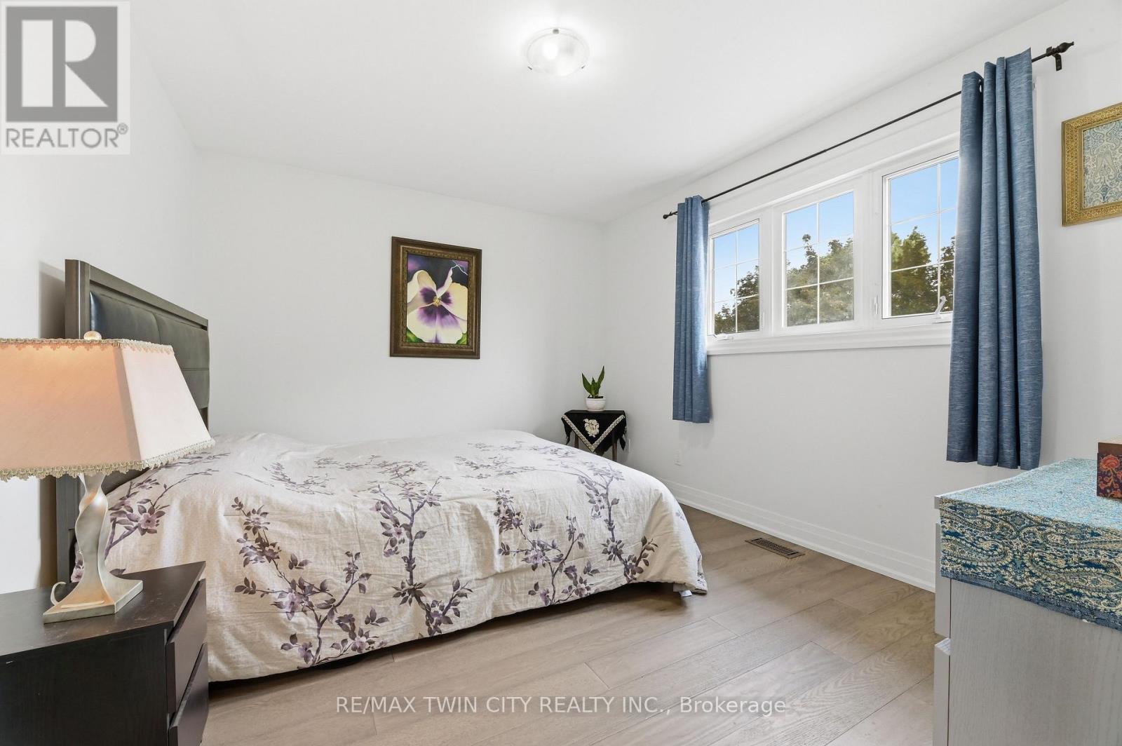 512 HAWTHORNE CRESCENT - 22
