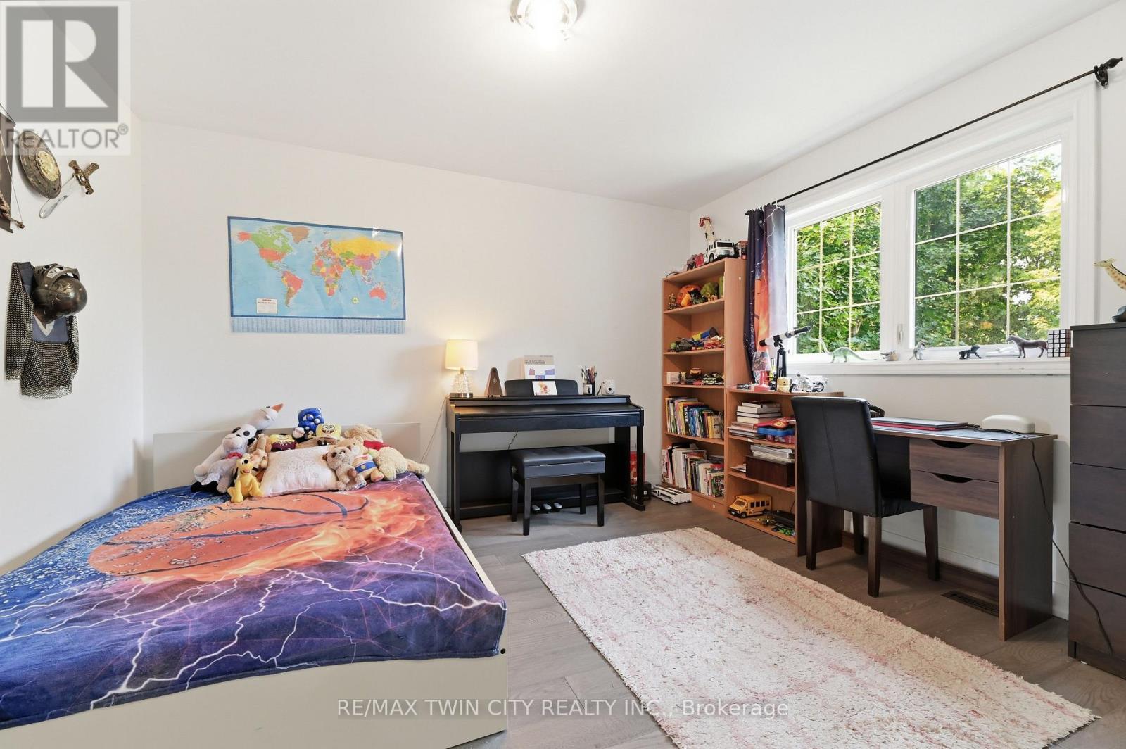 512 HAWTHORNE CRESCENT - 23