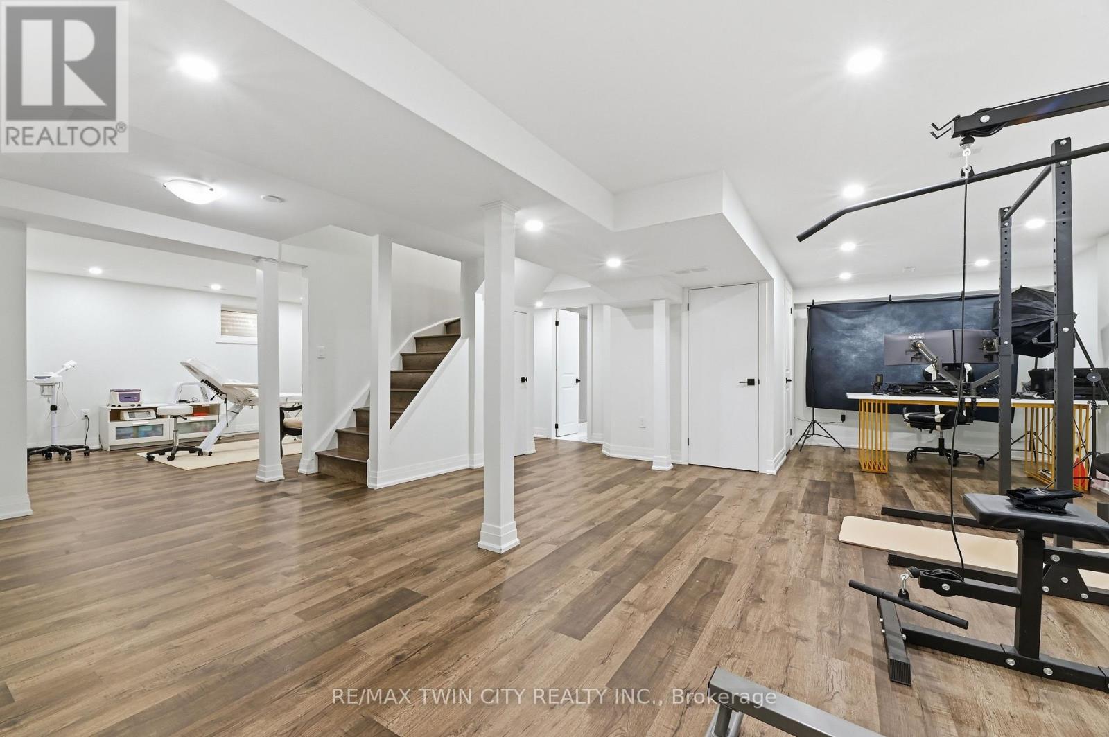 512 HAWTHORNE CRESCENT - 28