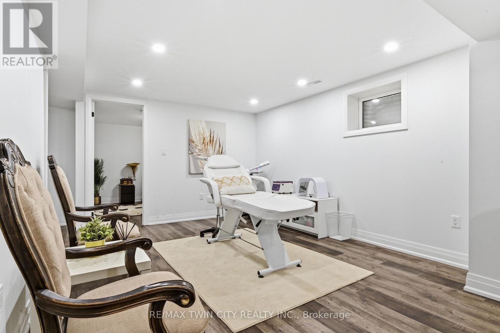 512 HAWTHORNE CRESCENT - 30