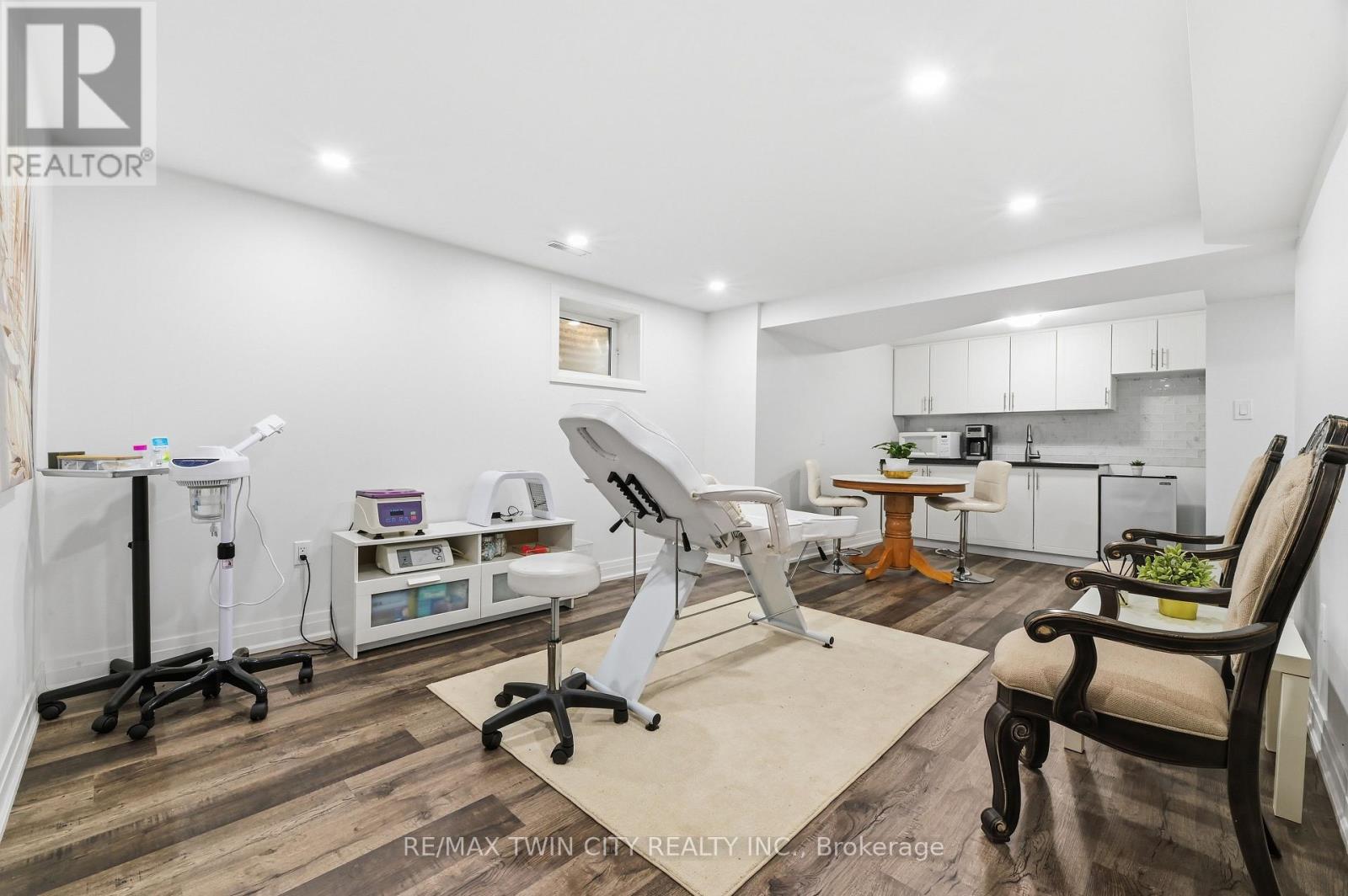 512 HAWTHORNE CRESCENT - 31