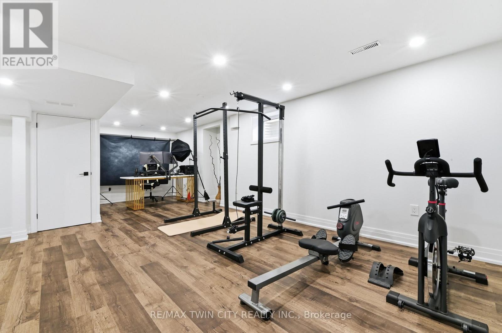 512 HAWTHORNE CRESCENT - 33