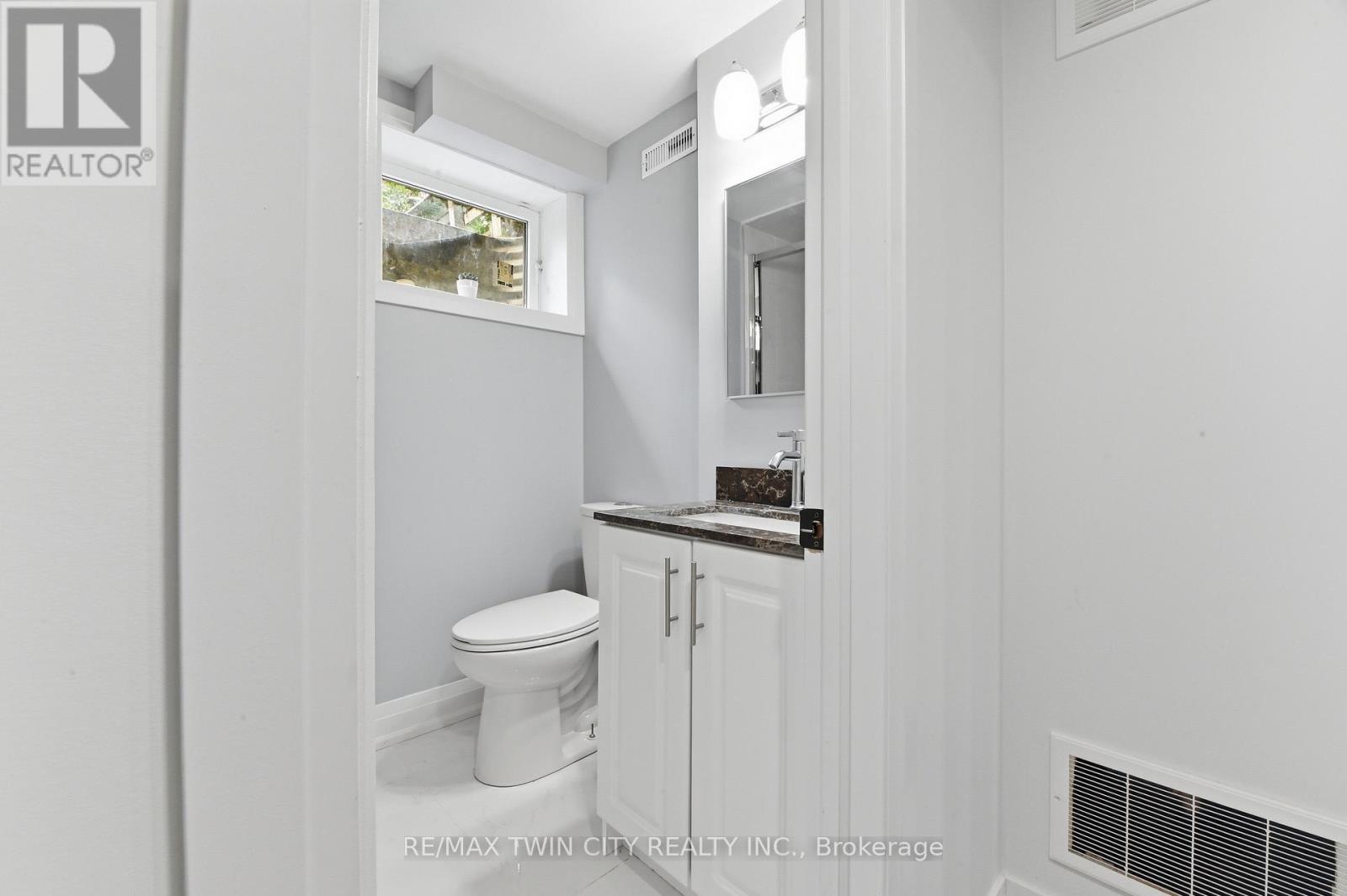 512 HAWTHORNE CRESCENT - 34