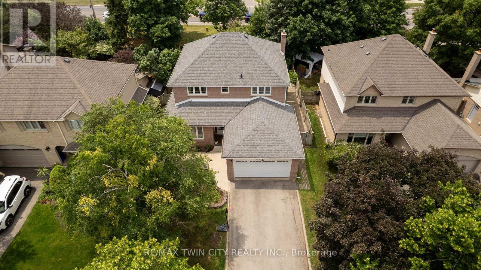 512 HAWTHORNE CRESCENT - 37
