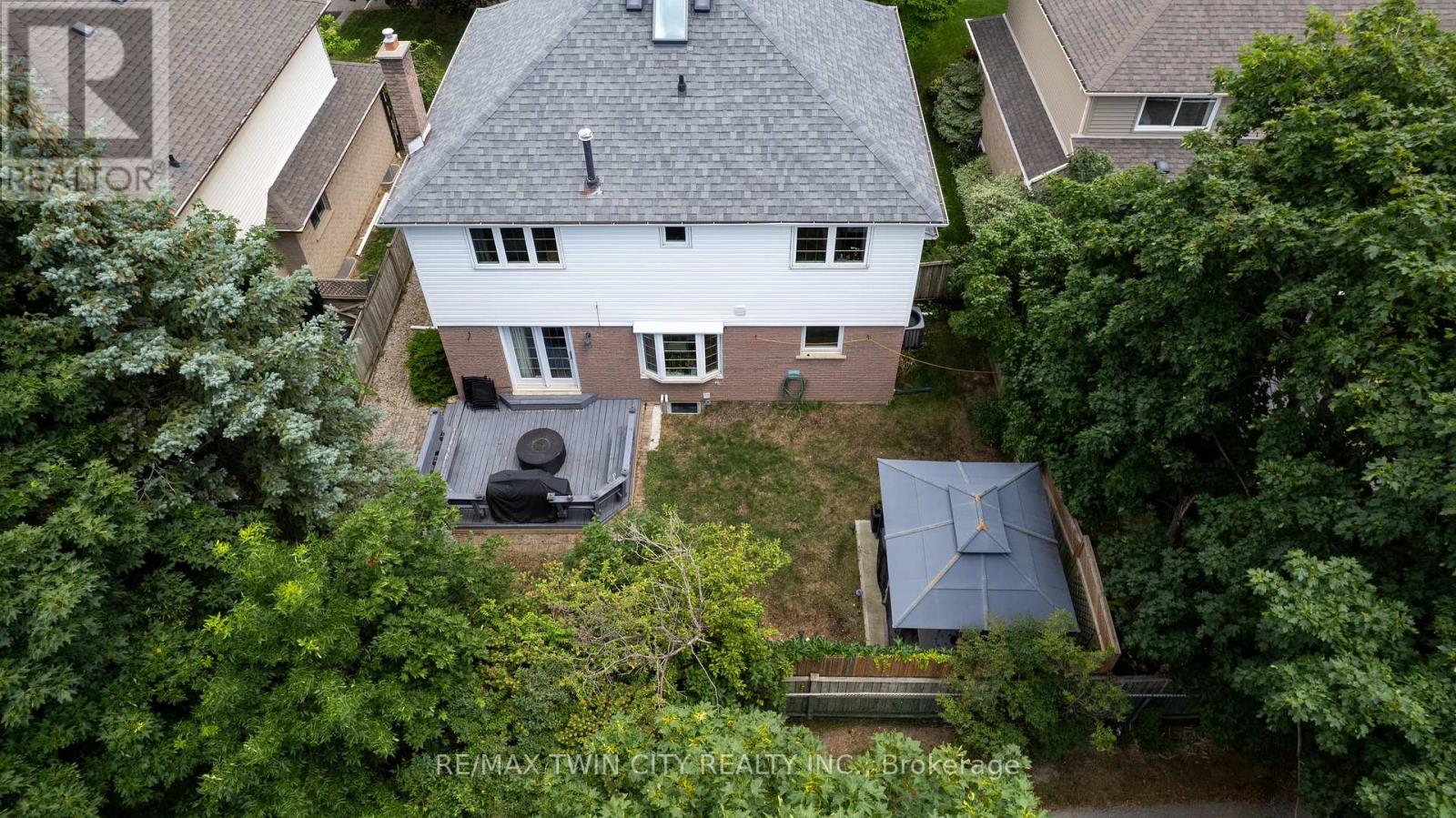 512 HAWTHORNE CRESCENT - 38