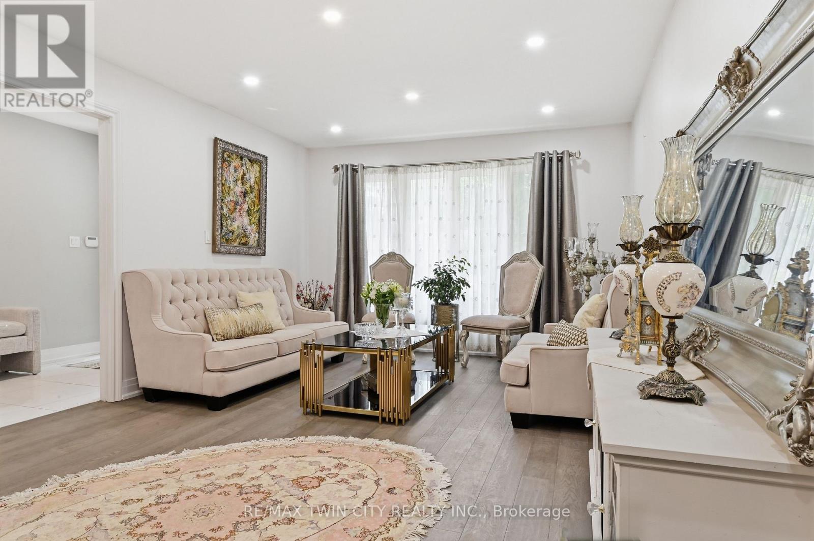 512 HAWTHORNE CRESCENT - 4
