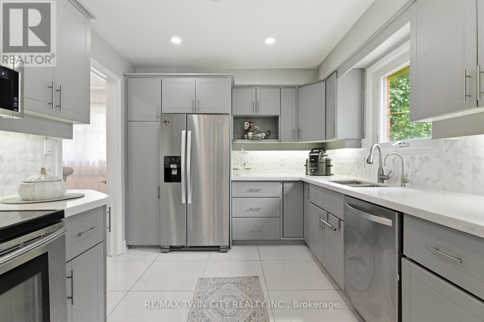 512 HAWTHORNE CRESCENT - 9