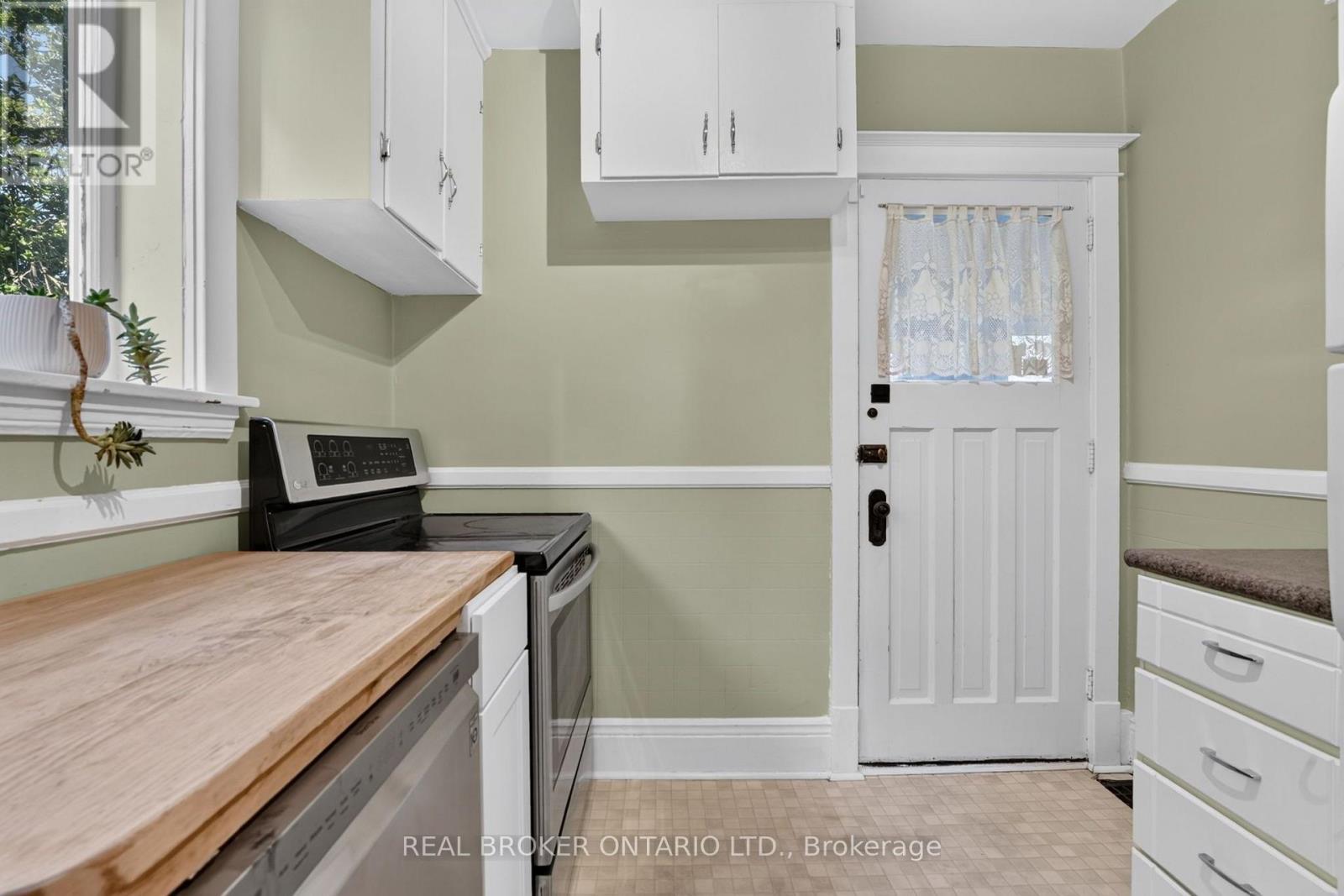 72 HOUGHTON AVENUE S - 14