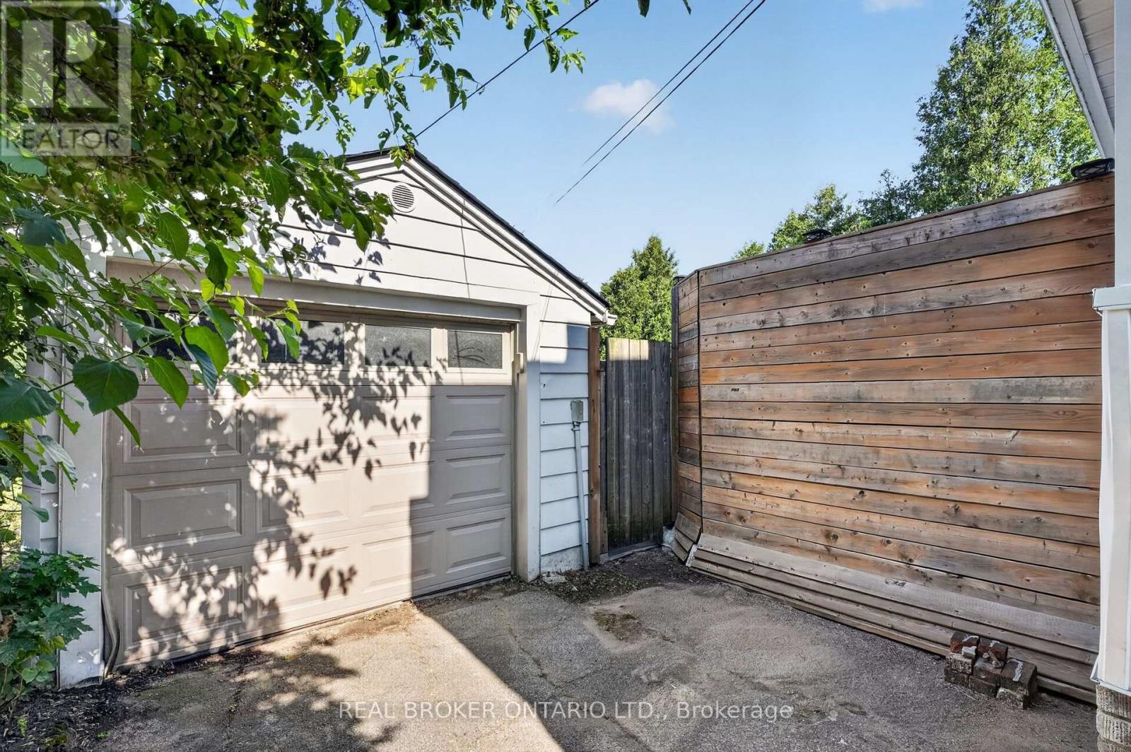 72 HOUGHTON AVENUE S - 31