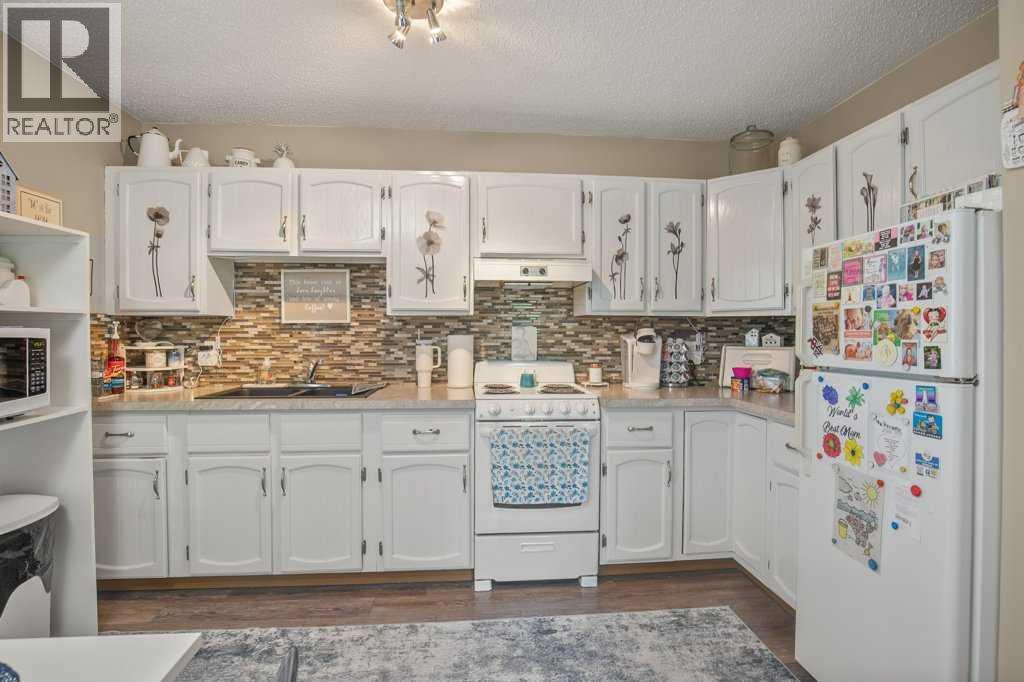 4639 48 Street - 33