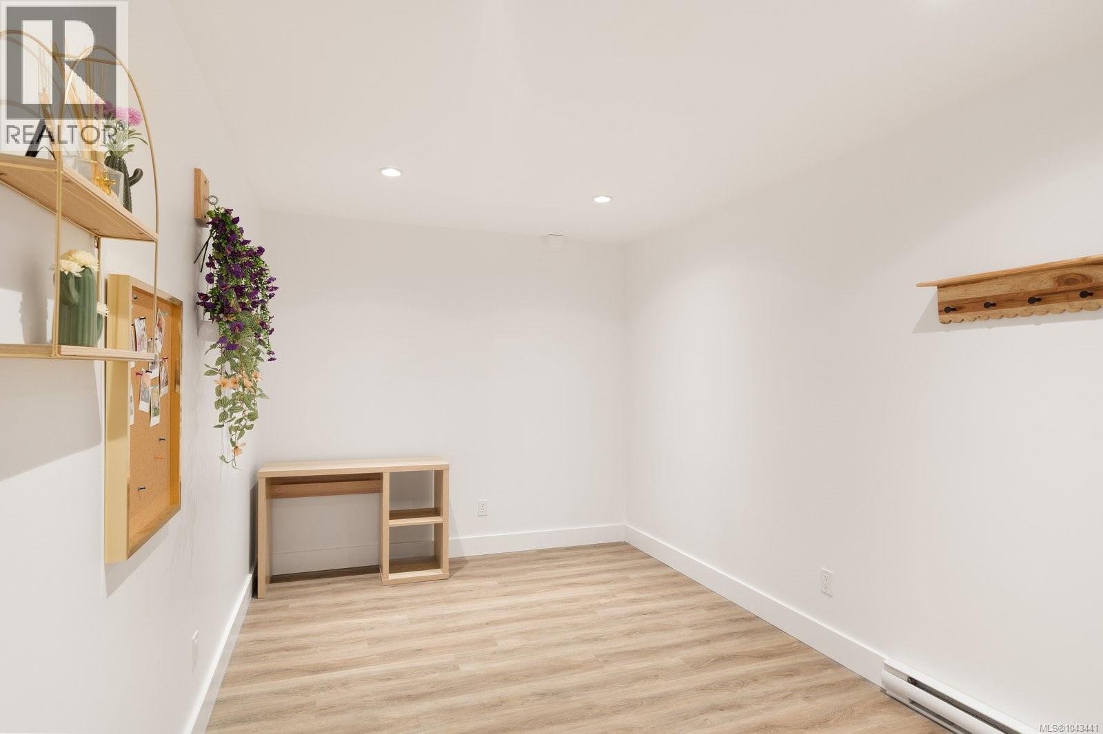 #4 4583 Wilkinson Rd - 20