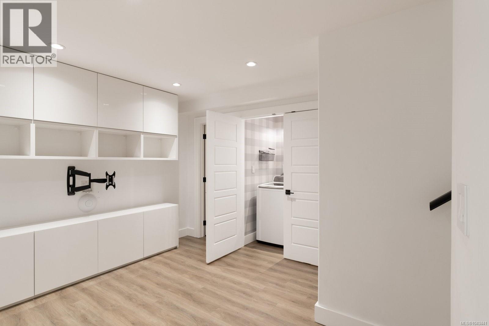 #4 4583 Wilkinson Rd - 23