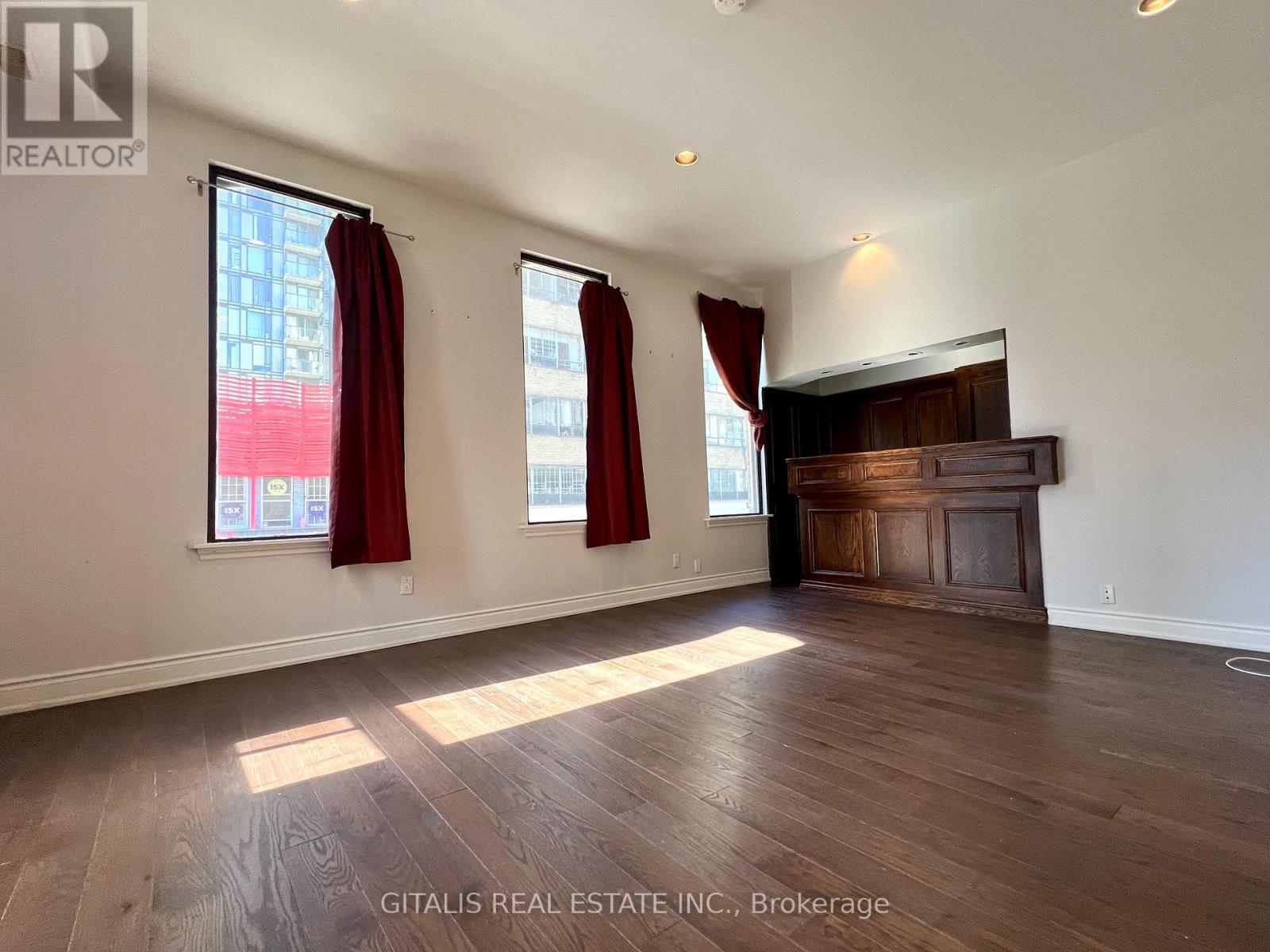 200 – 639 YONGE STREET