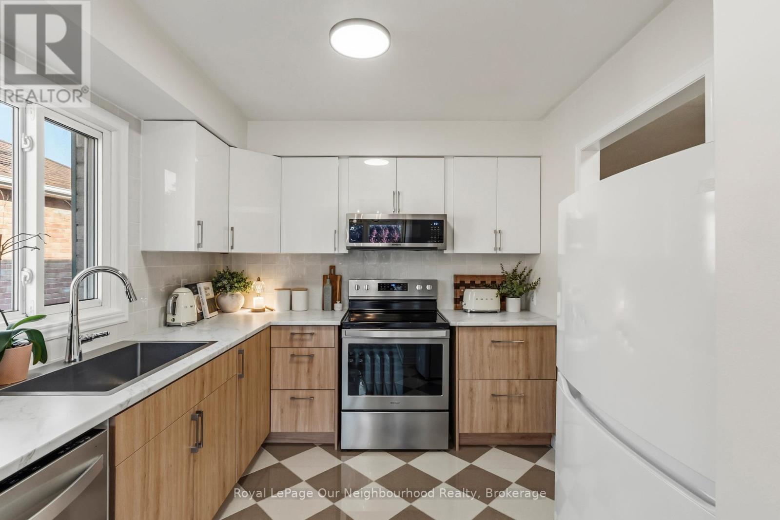 42 GLANVILLE CRESCENT - 4