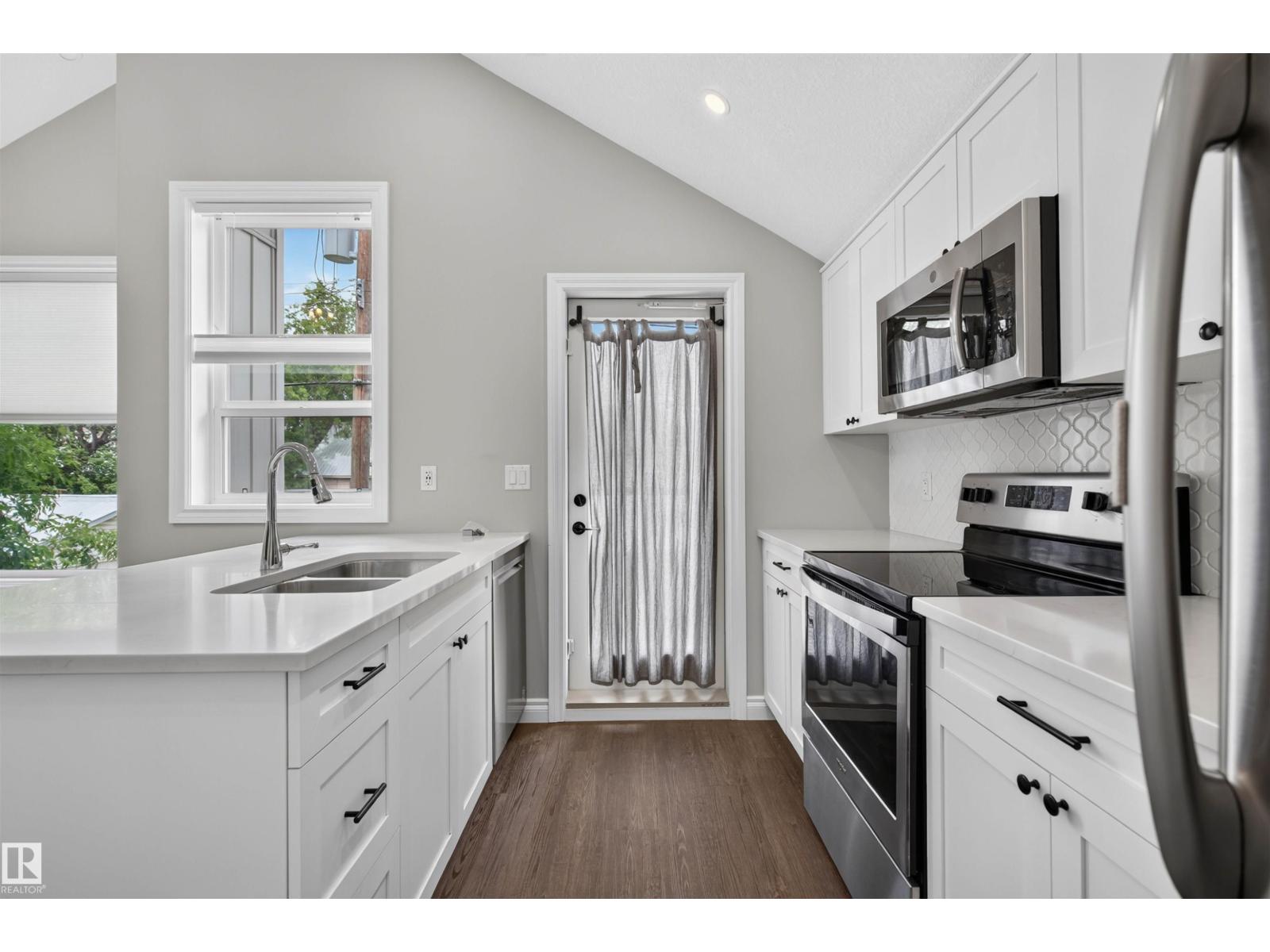 11212 75 AV NW - 10