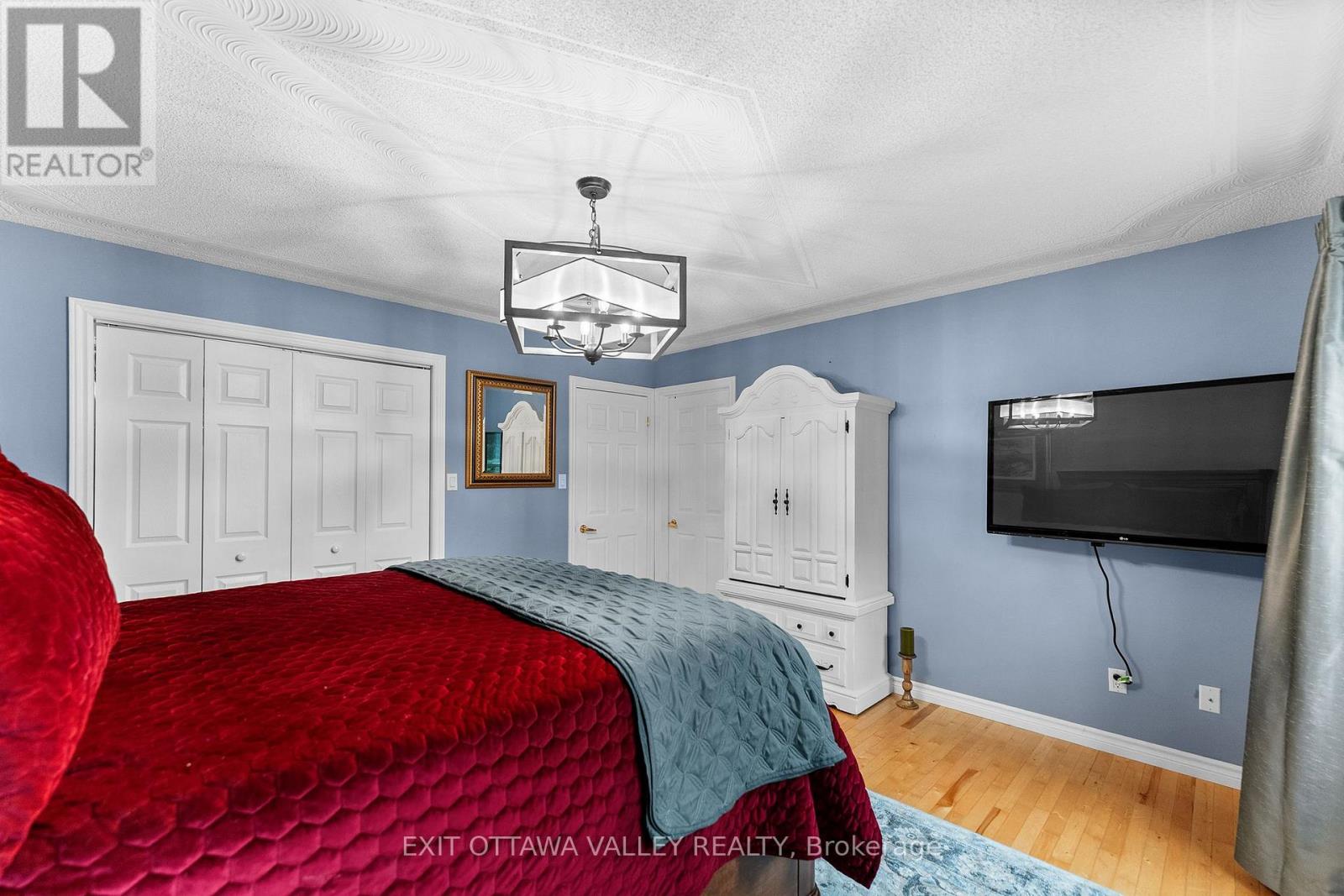62 MEADOWVIEW DRIVE - 18