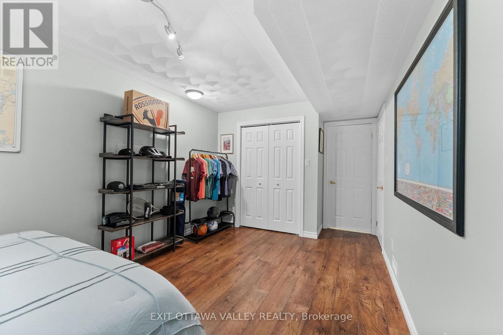 62 MEADOWVIEW DRIVE - 22