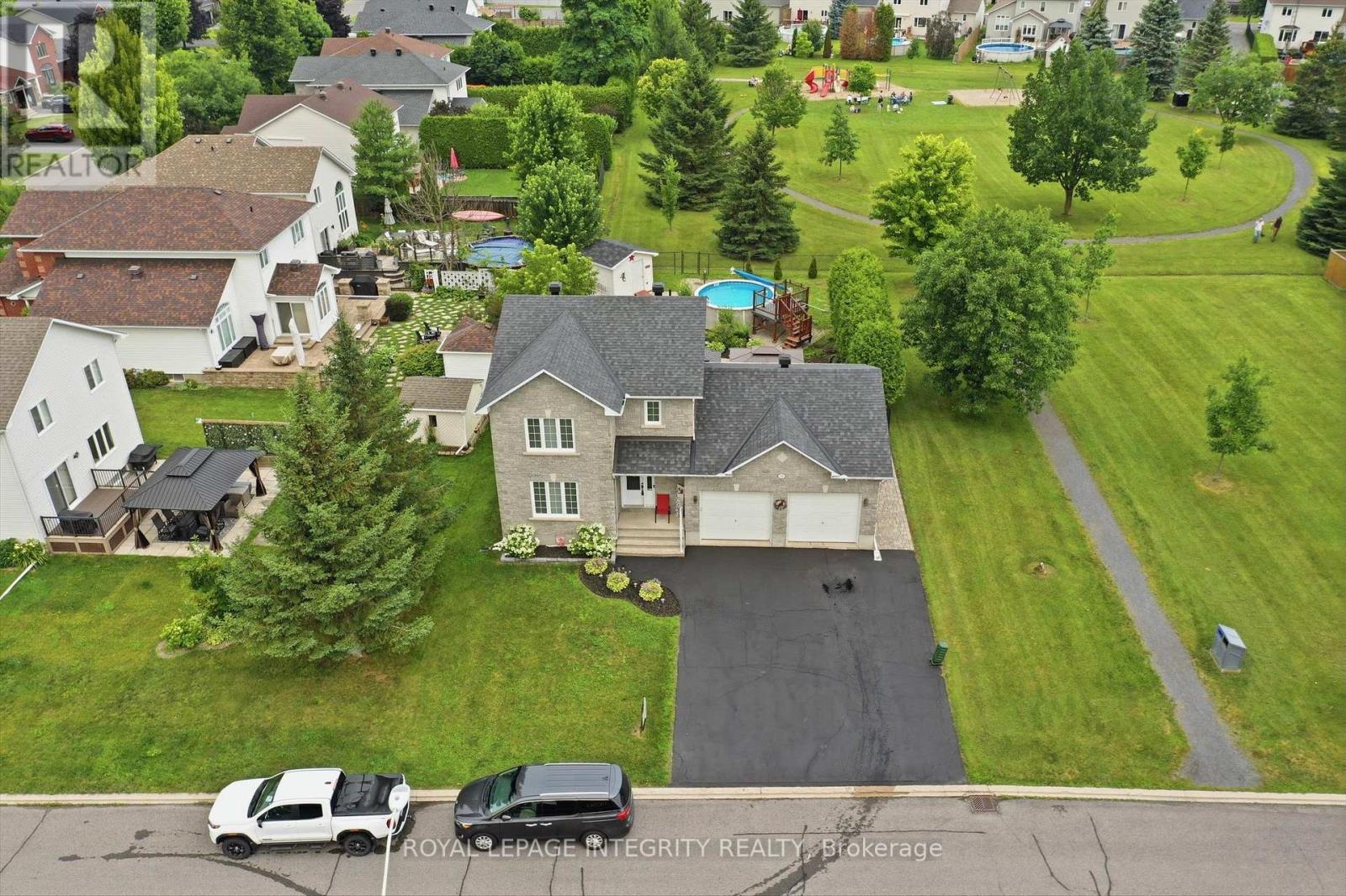 36 FRONTENAC BOULEVARD - 2