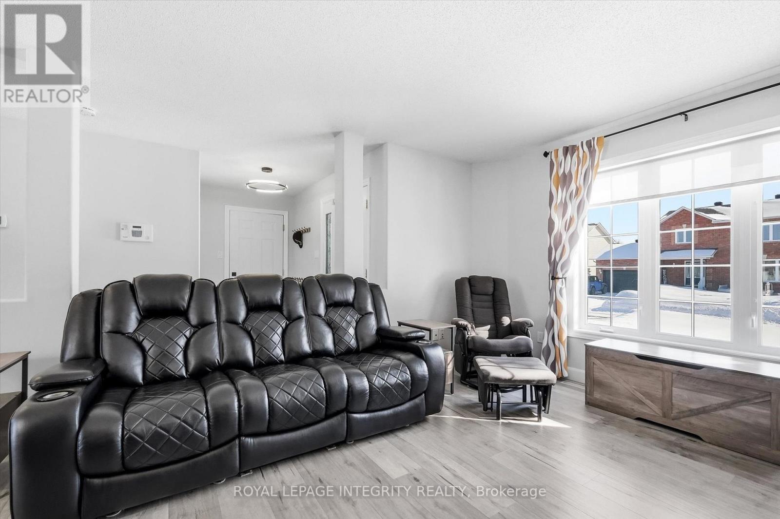 36 FRONTENAC BOULEVARD - 9