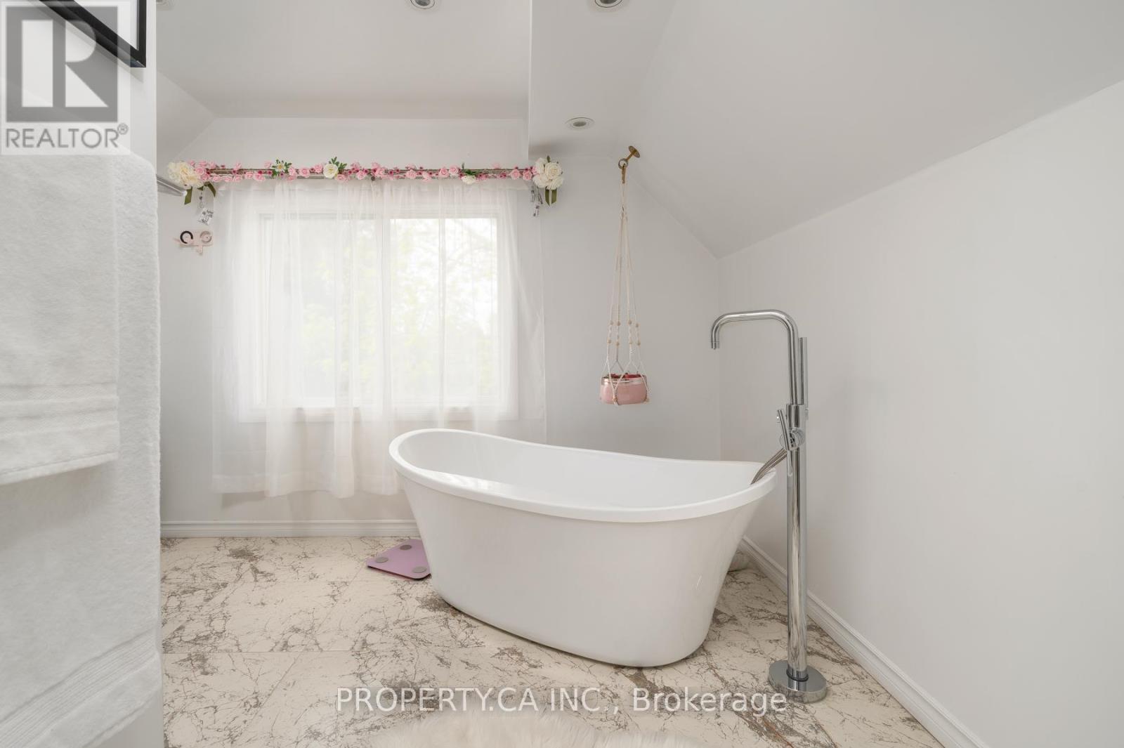 108 ALBERTUS AVENUE - 16