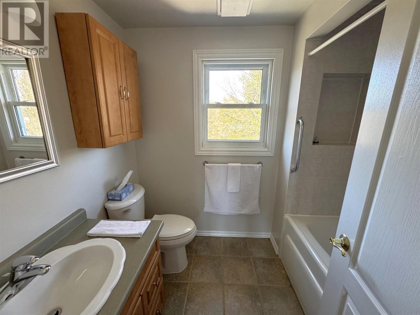 44 MacDonald CT - 25